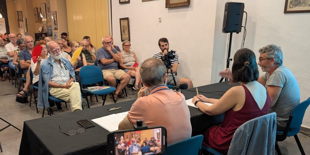 «Allí donde los profesores lo hacen bien, los niños hablan catalán», idea central del foro con apoyo de Illa en Valencia