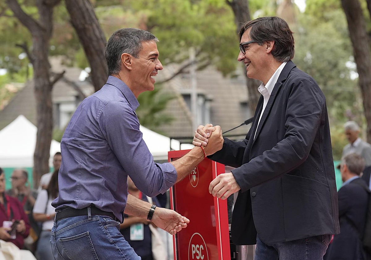 El presidente del Gobierno, Pedro Sánchez (i) y el presidente de la Generalitat de Cataluña, Salvador Illa (d) participan en la tradicional Fiesta de la Rosa del PSC en Gavá, Bacelona