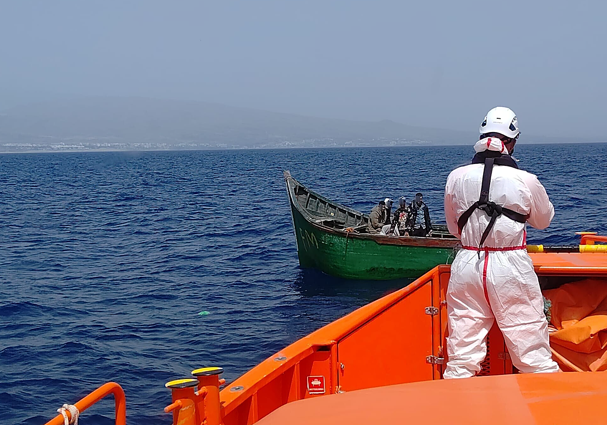 Embarcación con 5 varones de origen magrebí y los traslada a Arguineguín