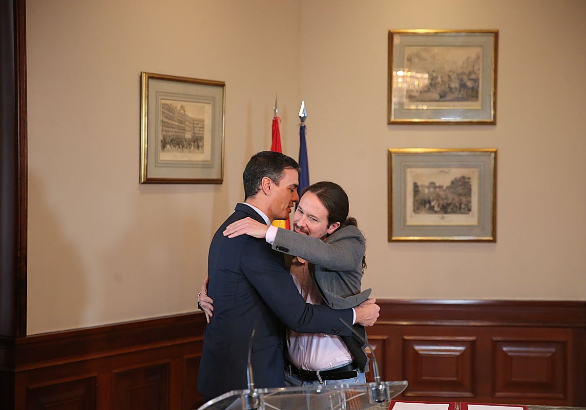 Un abrazo entre Sánchez e Iglesias, en 2019, selló su coalición