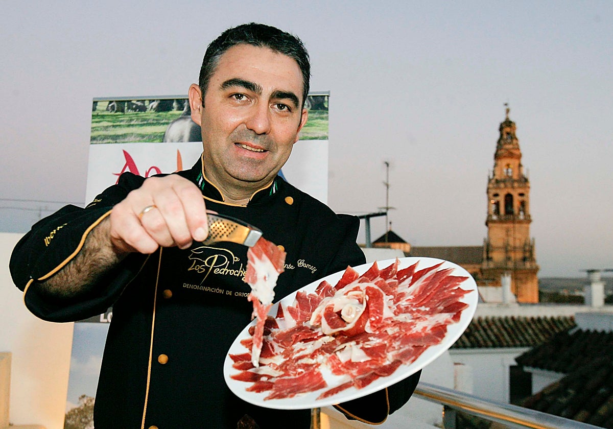 Un cortador de jamón de Los Pedroches muestra un plato de corte en Córdoba