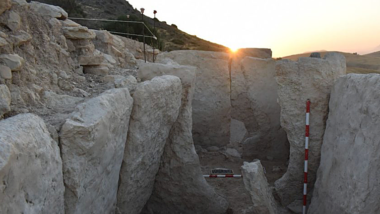 Ámbar de Sicilia y marfil africano: el dolmen de Teba de 5.000 años que redibuja el mapa de intercambios de Andalucía