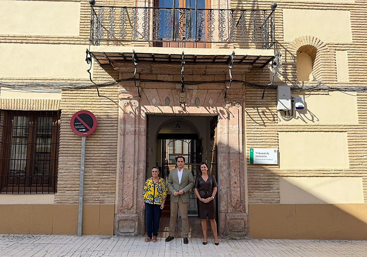El consejero de Justicia, José Antonio Nieto,  alcaldesa de Aguilar y la delegada de Justicia en Aguilar