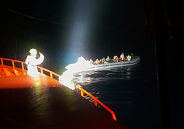 Rescatados más de 100 inmigrantes en dos embarcaciones en aguas cercanas a Lanzarote