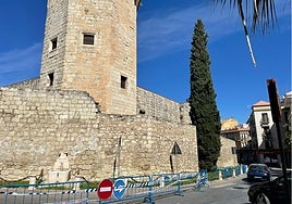 El Ayuntamiento de Lucena estudia las causas del desplome de parte del muro exterior del Castillo del Moral