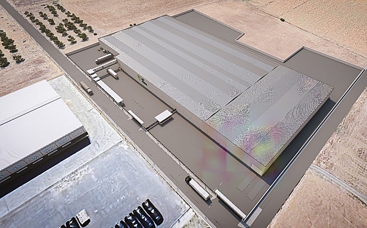 Imagen principal - Mil empleos directos y 650 indirectos para una población como La Carlota, de las pocas que crece cada año en su censo (ronda los 14.500 habitantes) y que arrastra una comarca pujante que espera como agua de mayo esta apertura y el proceso selectivo de personal, que se iniciará cuando la obra civil esté concluida, para el primer trimestre de 2026. Además, Aviserrano ha comprado otros 90.000 metros cuadrados para nuevas y futuras actividades.