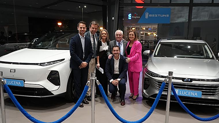 El alcalde, con responsables de Tobalo en la presentación de los modelos de Bestune