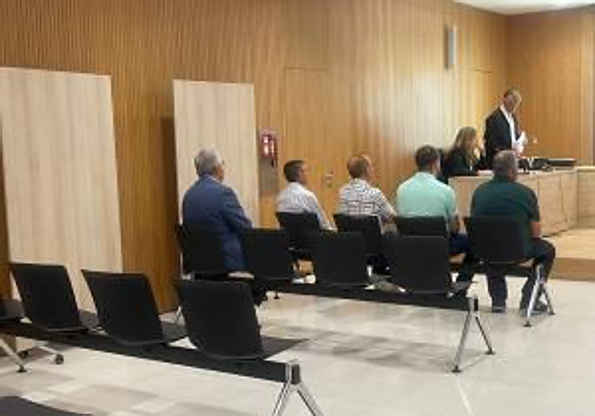 Los acusados de El Tejar ante el juez el pasado año durante el juicio en Córdoba