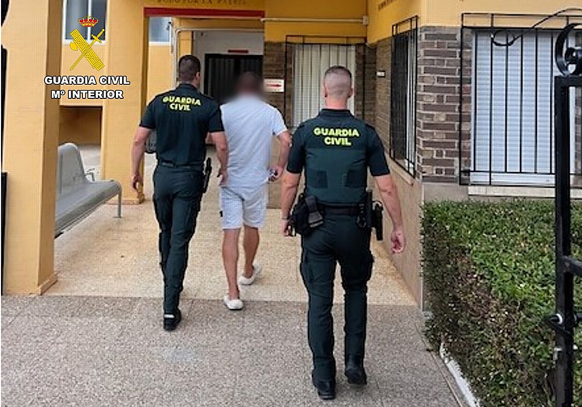 El fugitivo capturado, bajo custodia de la Guardia Civil en Alicante