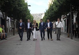 Juanma Moreno se pone en modo campaña y pide a los suyos un PP «con una sonrisa» y  «la mano tendida»