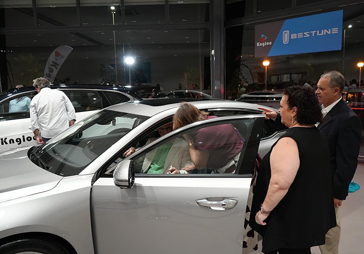 Varias personas observan los nuevos modelos de Bestune que comercializa desde ya Tobalol