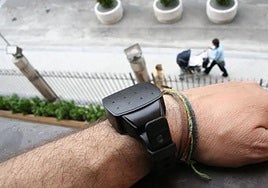 El primer aviso sobre los fallos en las pulseras 'antimaltrato' en toda España lo dio Granada en enero