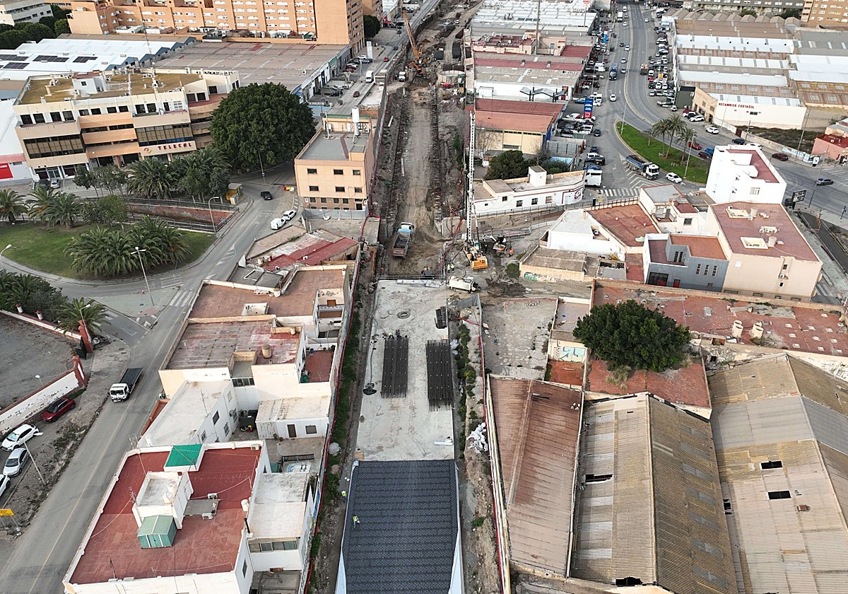 Imagen aérea de las obras del soterramiento en Almería en abril de 2025