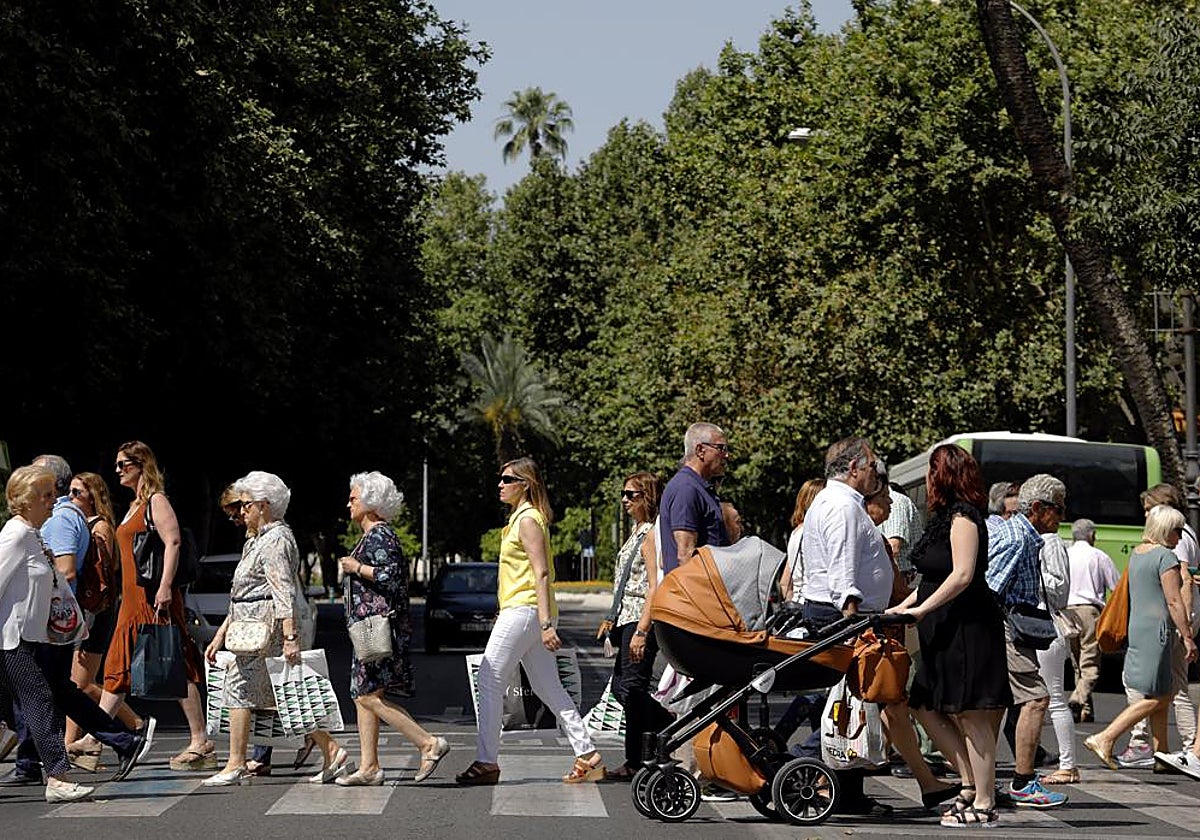 Gente paseando por una calle de Córdoba con buen tiempo durante un día de otoño