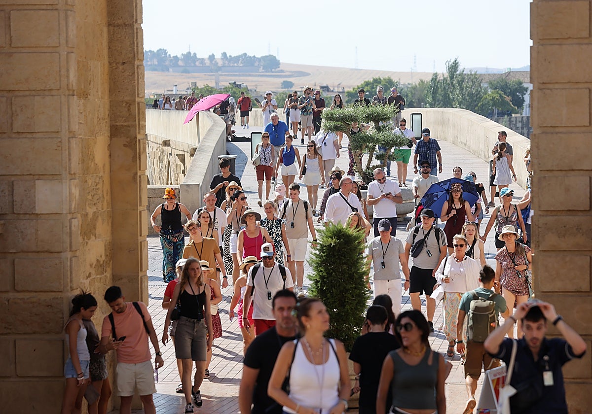 Turistas por la Puerta del Puente Romano de Córdoba este verano