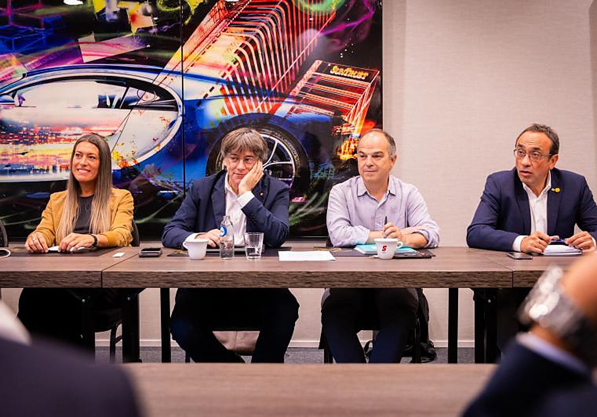 Nogueras, Puigdemont, Turull y Rull, en una reunión de la dirección de Junts en Waterloo