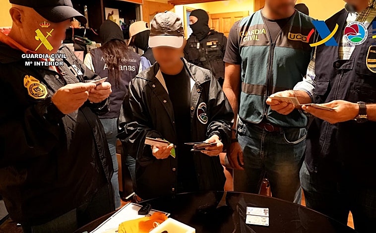 Imagen principal - Detenidas 34 personas e incautadas 2 toneladas de cocaína en una macroperación antidroga con base en Canarias