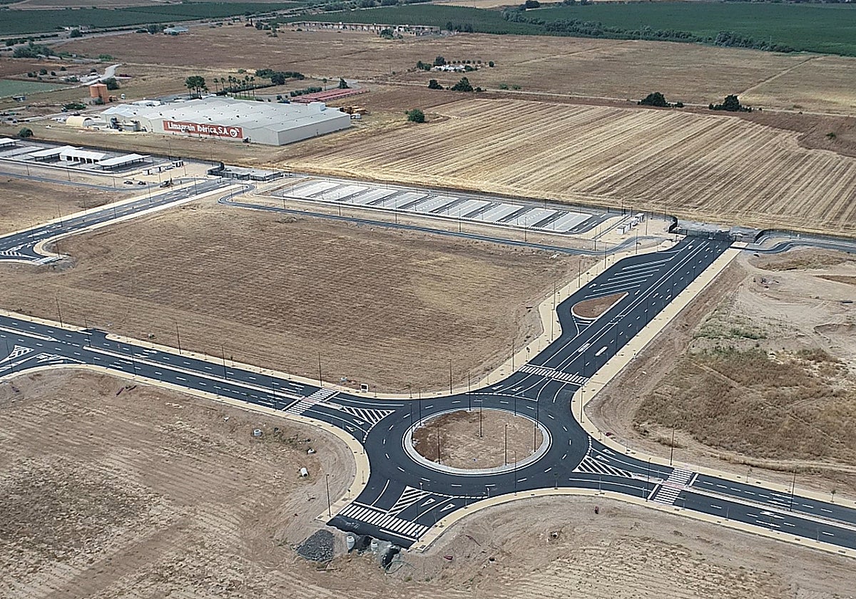 Suelos de la Base Logística del Ejército urbanizados junto al sector industrial de la Rinconada (arriba)