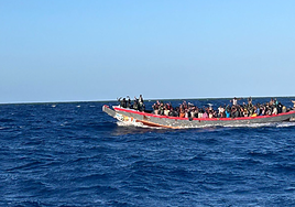 Rescatado en El Hierro un cayuco con 198 personas, entre ellos 18 niños pequeños y una bebé