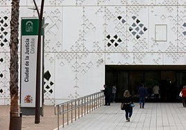 Juzgan a un hombre por golpear a otro en un pub en Lucena provocándole la pérdida de un ojo