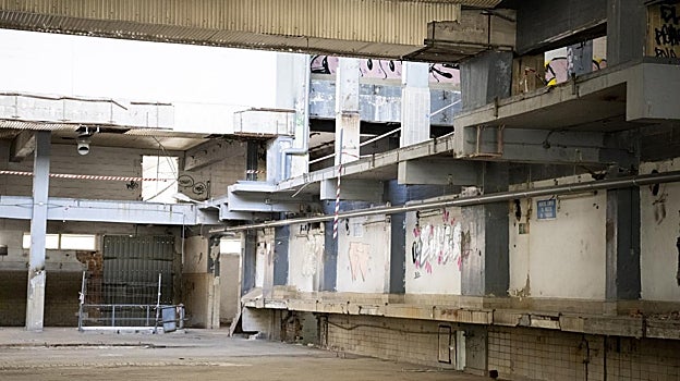 Imagen antes - Antes y después de las obras en el interior de la nave de la fábrica de Clesa