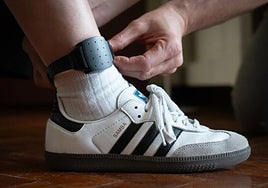 Así funcionan las pulseras contra la violencia de género: el móvil que vibra si el agresor acecha