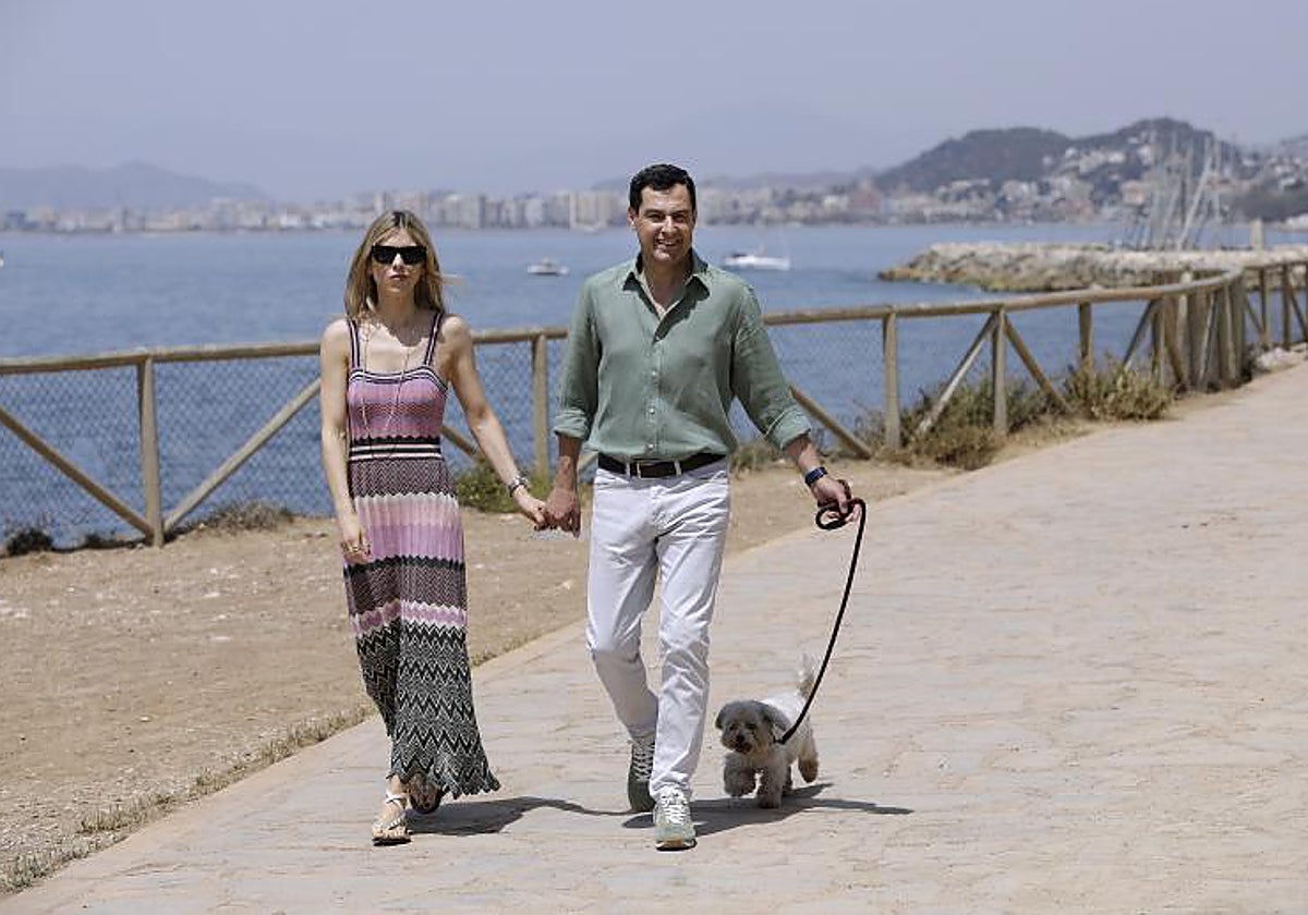 Juanma Moreno junto a su mujer y su perro