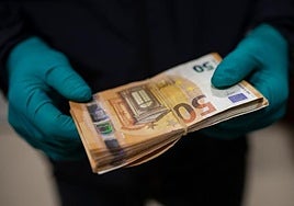 Una lluvia de billetes sorprende a conductores y viandantes en plena avenida de Murcia