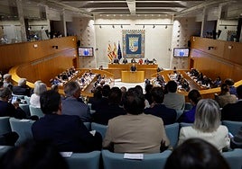 El PSOE aragonés, mudo ante el reconocimiento de Azcón a Lambán con el Premio Gabriel Cisneros a los valores constitucionales