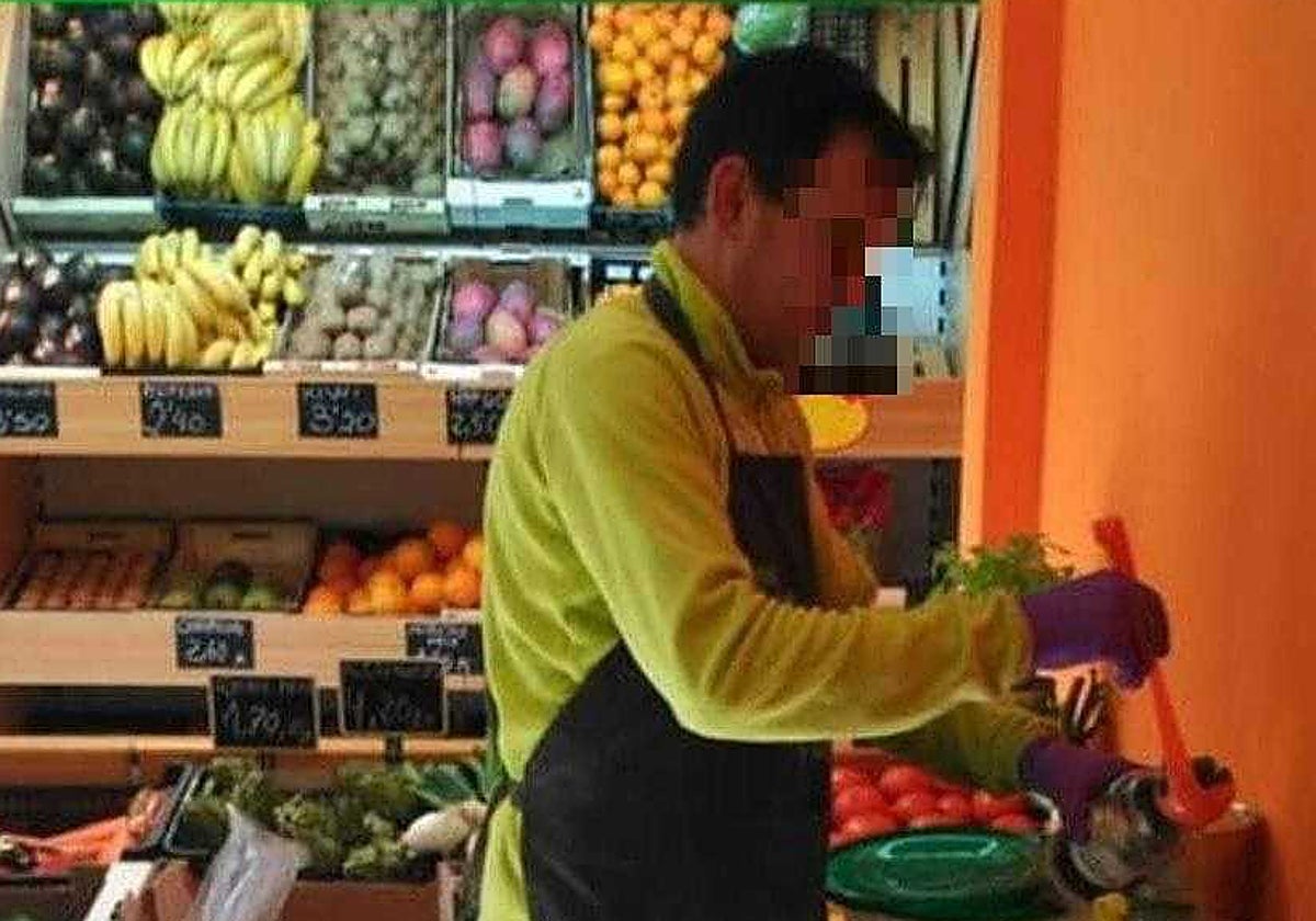 Cristóbal López, el Toba, en su frutería de Valdeavero