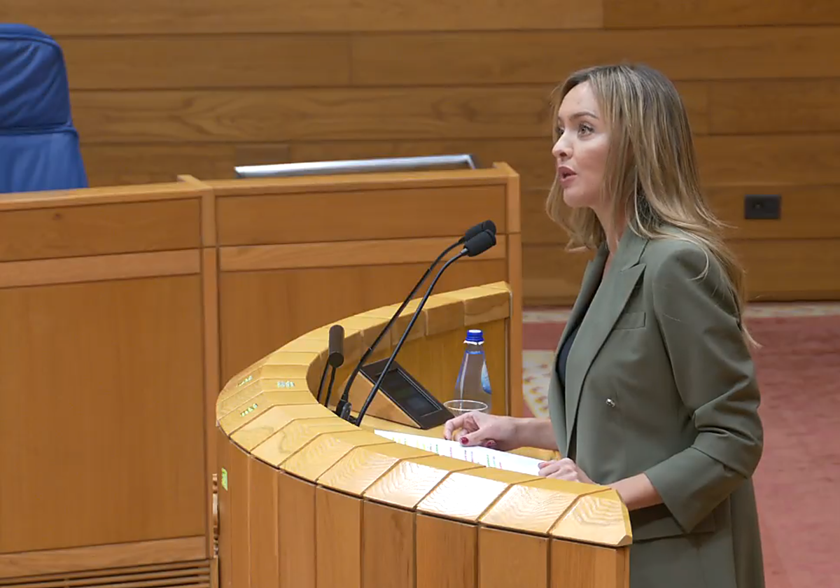 La conselleira de Política Social e Igualdad, Fabiola García, responde a una pregunta este miércoles en el Parlamento
