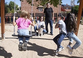 El Constitucional da la razón a Ayuso frente al Gobierno central: las competencias en familias de acogida son regionales