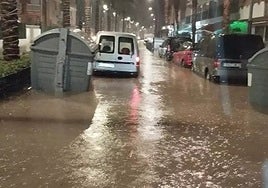 Una tromba de agua provoca inundaciones en viviendas y el rescate de una persona en Roquetas de Mar