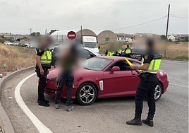 Un ladrón fugitivo sin carné de conducir intenta escabullirse de un control fingiendo que hablaba por el móvil