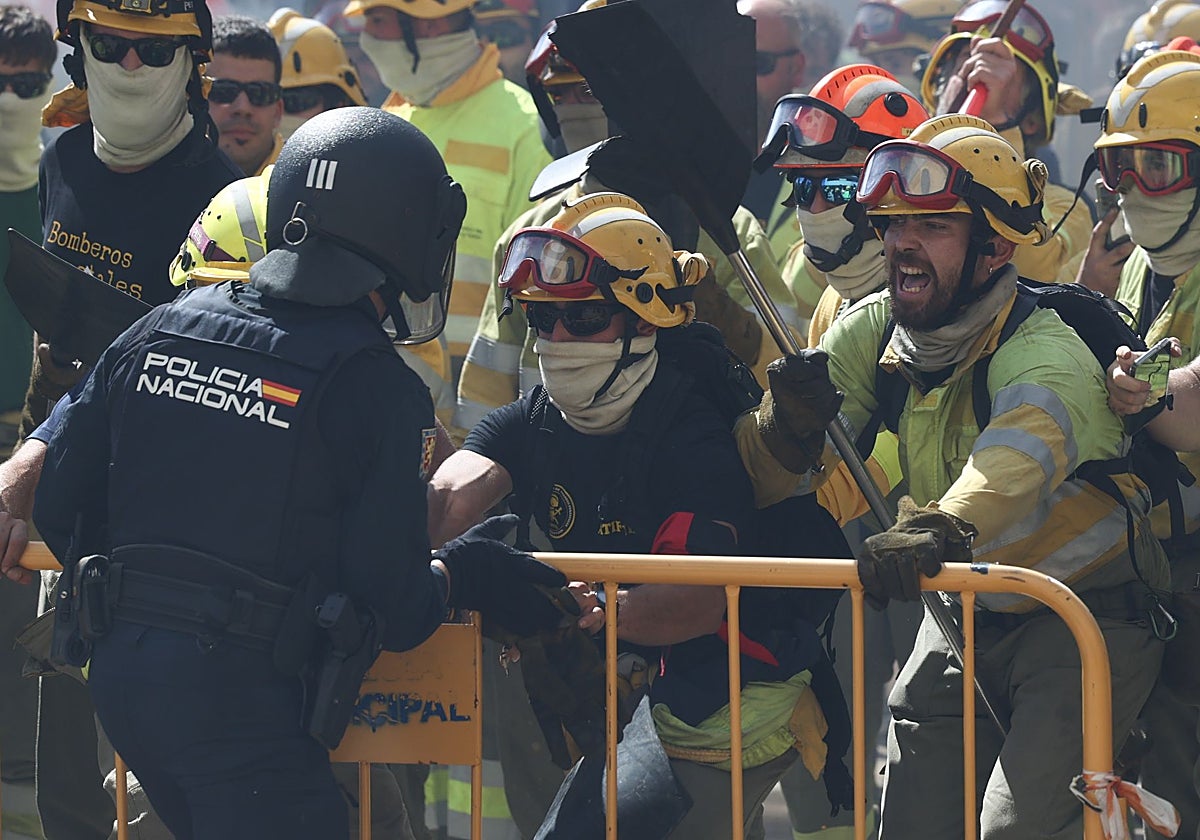 Manifestación a las puertas de Las Cortes para exigir la equiparación laboral de los bomberos forestales y la profesionalización del colectivo