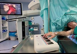 Cruz Roja realiza la primera cirugía cerebral con el paciente despierto y tocando el piano