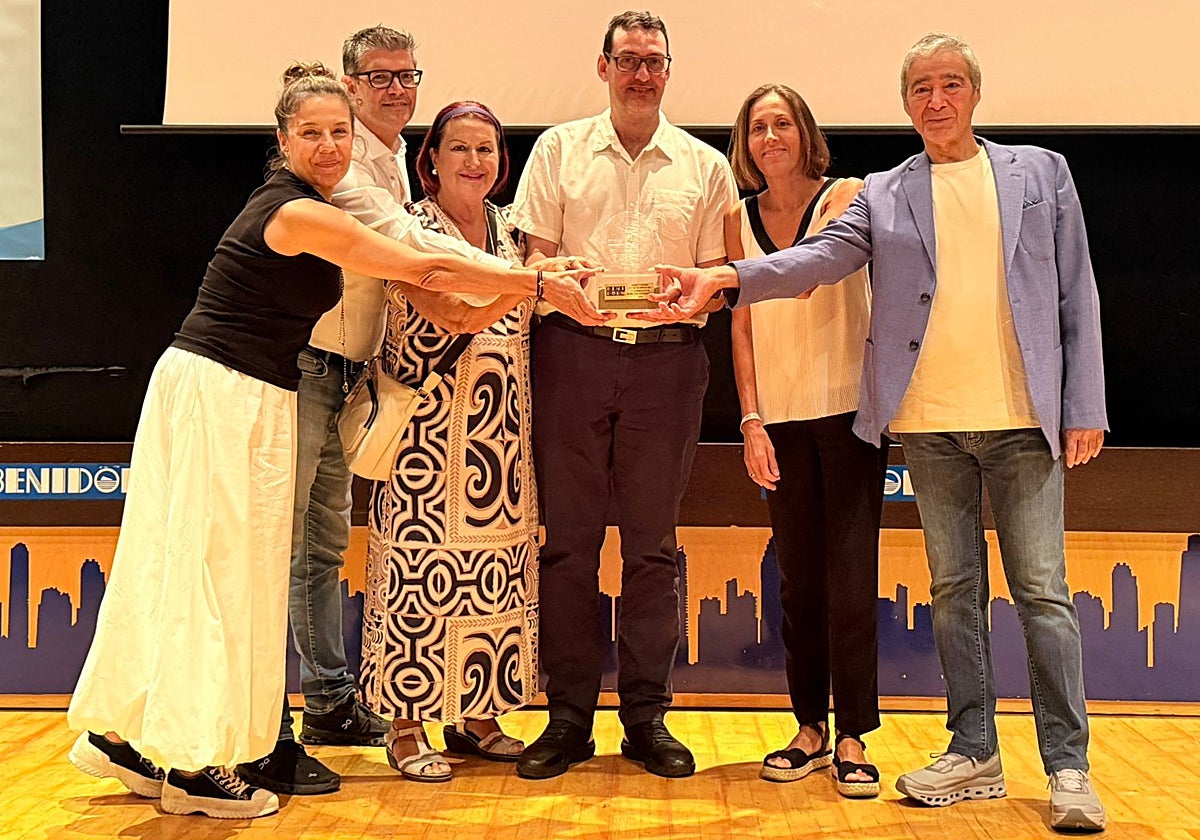 Representantes de la asociación de restaurantes Abreca de Benidorm, tras recibir uno de los premios