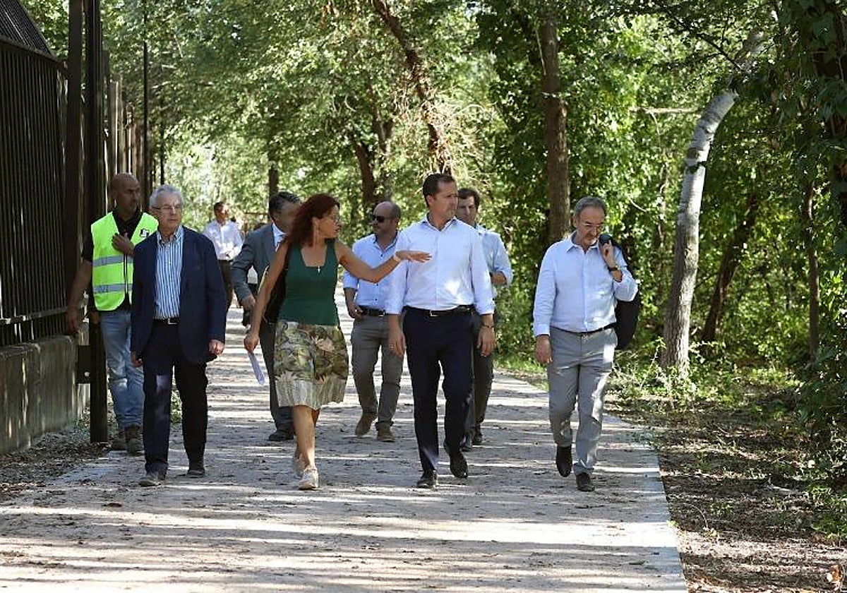 El alcalde, Carlos Velázquez, en una imagen de archivo, visita las obras de la senda ecológica