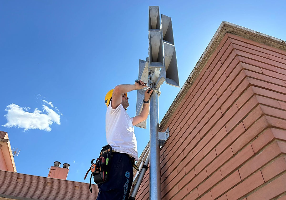 Imagen de la instalación del nuevo sistema de alertas en la pedanía de La Torre