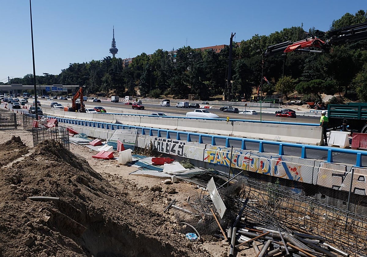 Obreros avanzan en los trabajos de construcción del futuro Parque Ventas