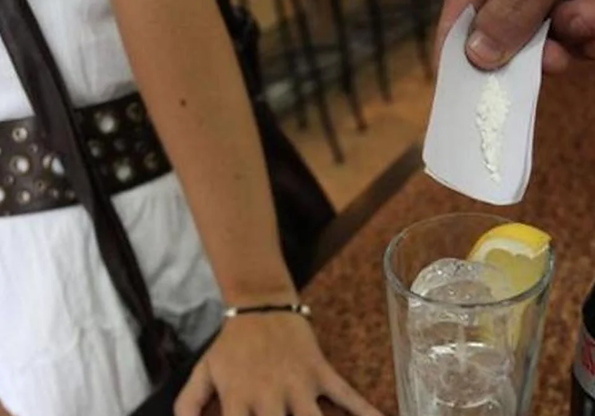 Un hombre echa droga en la bebida de una joven