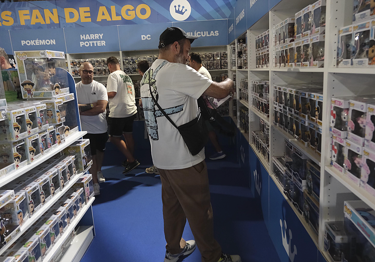 Aficionados a los Funko Pop eligen entre las miles de opciones en el stand de la San Diego Cómic-Con de Málaga