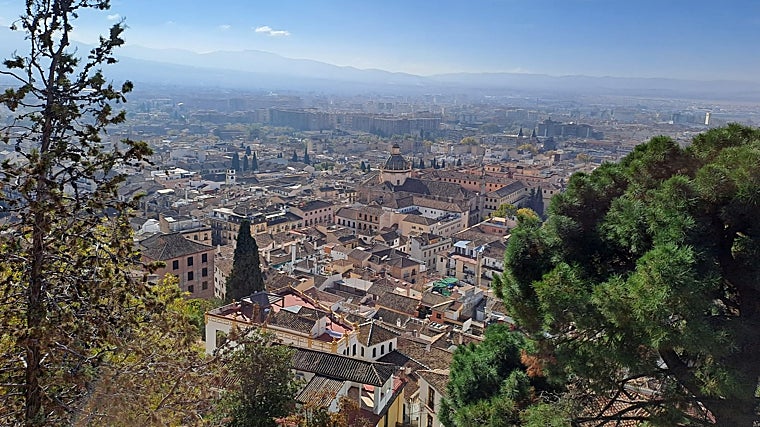La ''boina' de contaminación que cubre Granada, vista desde el barrio del Realejo