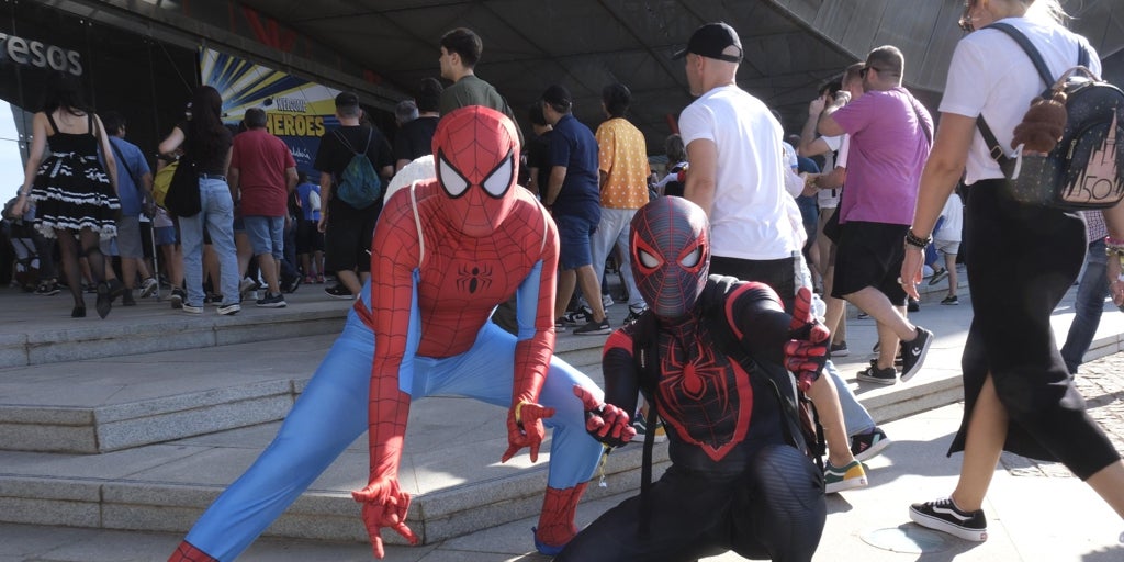Málaga se pone la capa: colas, fervor y primeras firmas en el debut de la Comic-Con