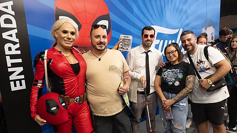 Aficionados posan frente al stand mientras esperan su turno para adquirir piezas únicas