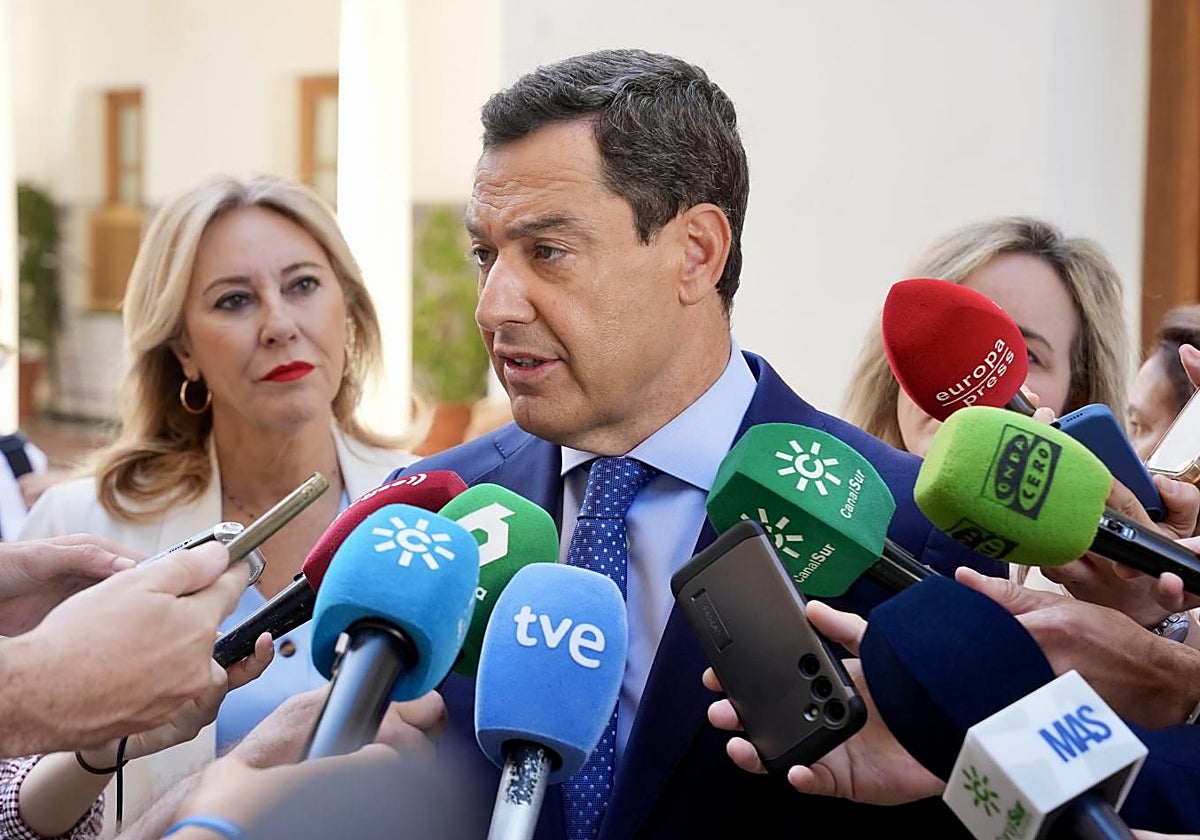 Juanma Moreno, junto a la consejera Carolina España, este jueves en el Parlamento