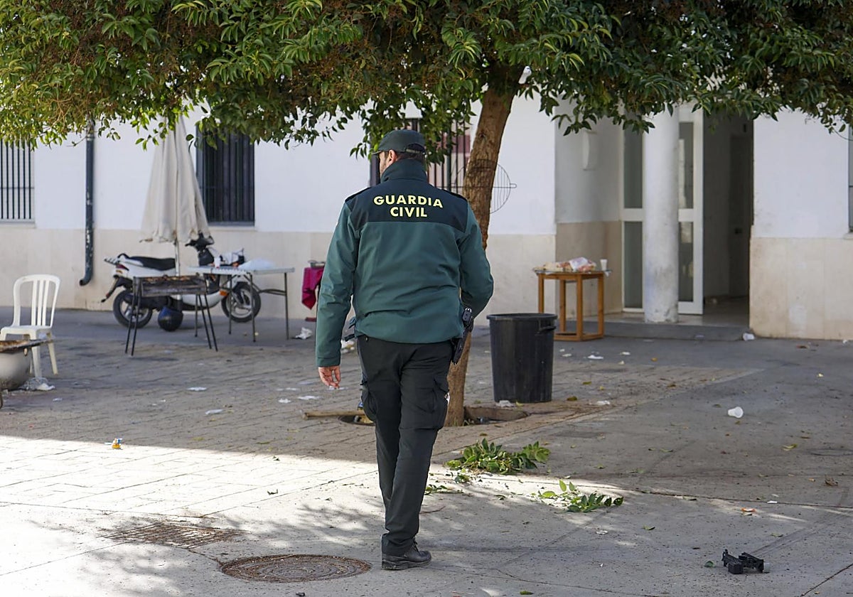 Un agente de la Guardia Civil en el patio de la calle Bailén
