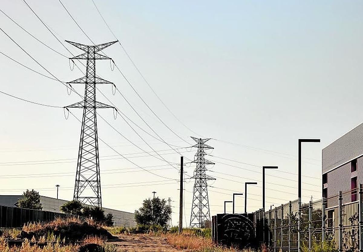 Imagen de varias torres eléctricas