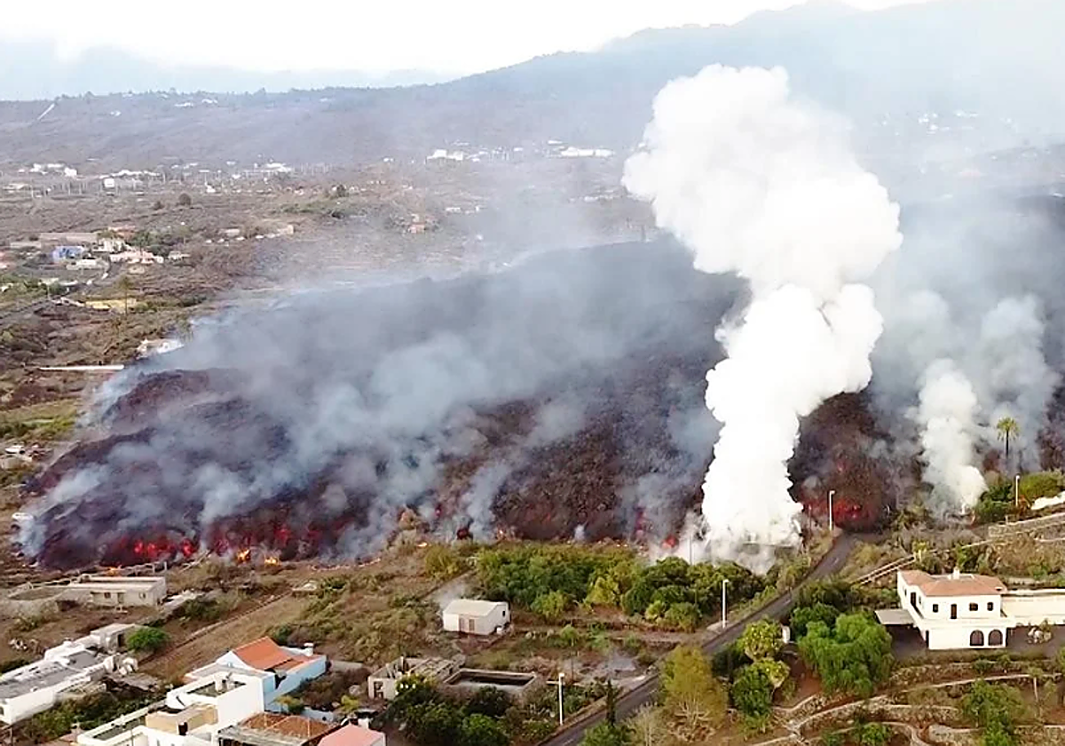 Una de las coladas del volcán de La Palma en 2021 arrasa en el Valle de Aridane en foto de archivo