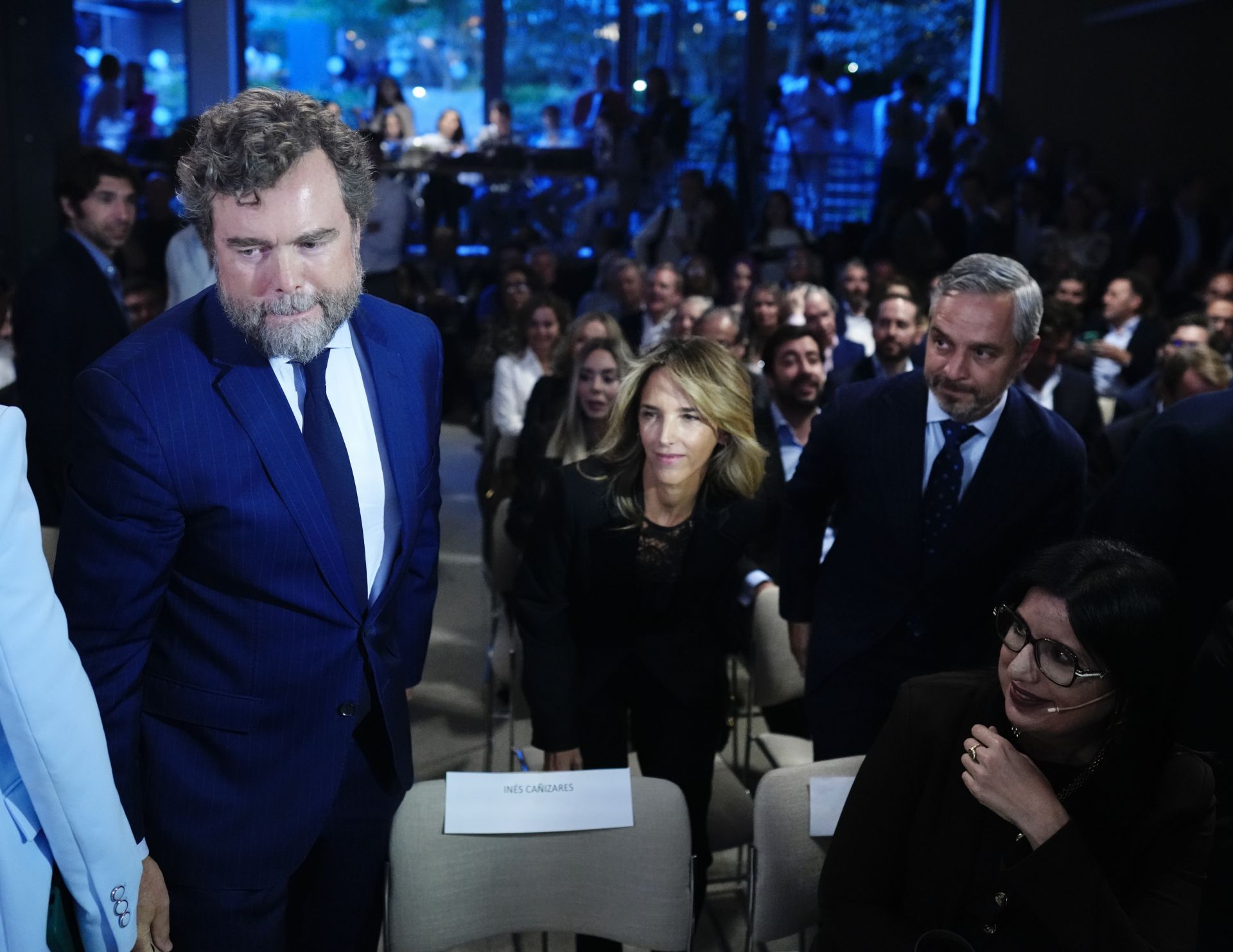 Iván Espinosa de los Monteros pasa al lado de los populares Cayetana Álvarez de Toledo y Juan Bravo